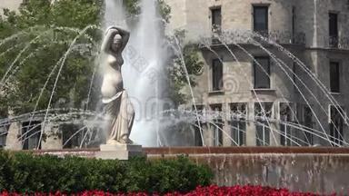 有女雕像和喷泉的公共公园